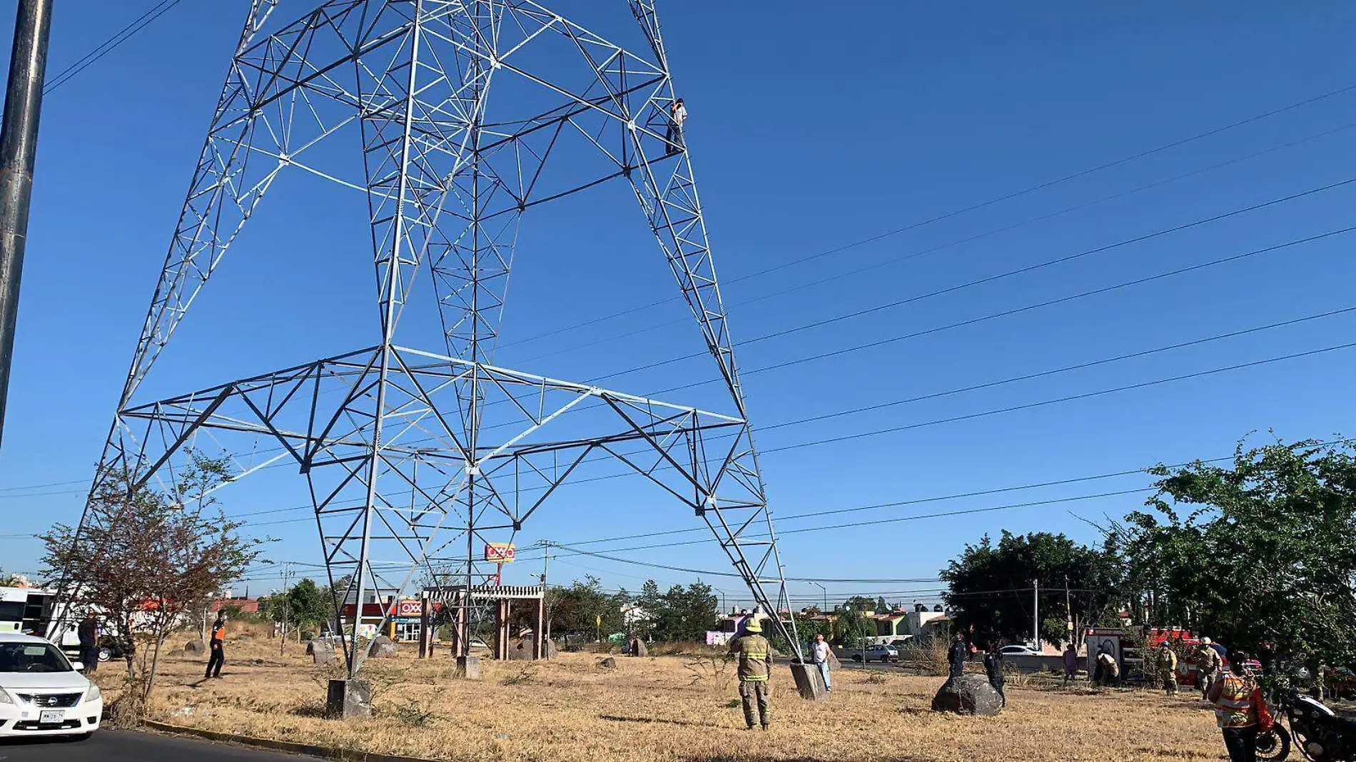 Hombre que trató de lanzarse de una torre de alta tensión